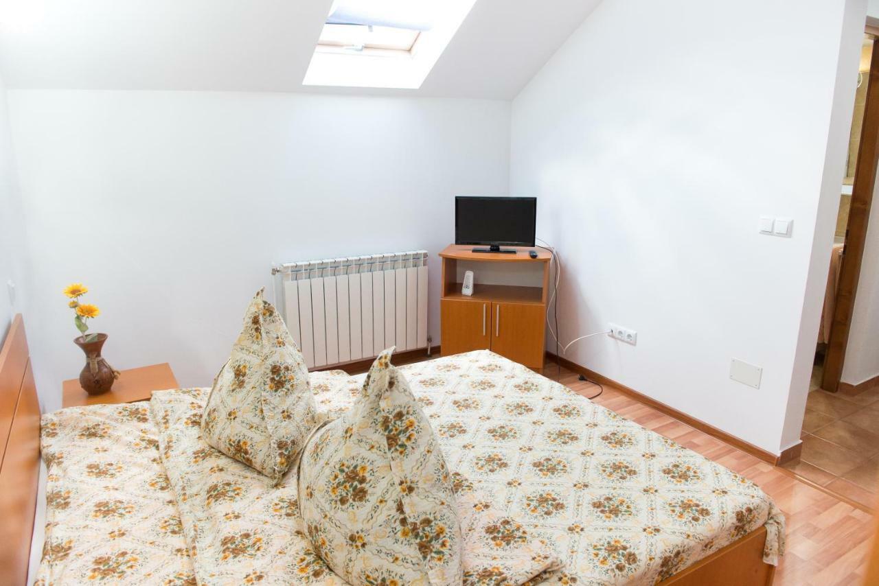 Casa Andreea Hotel Sucevita Bagian luar foto